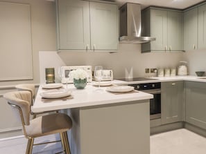 Réfrigérateur, lave-vaisselle, bouilloire électrique, grille-pain