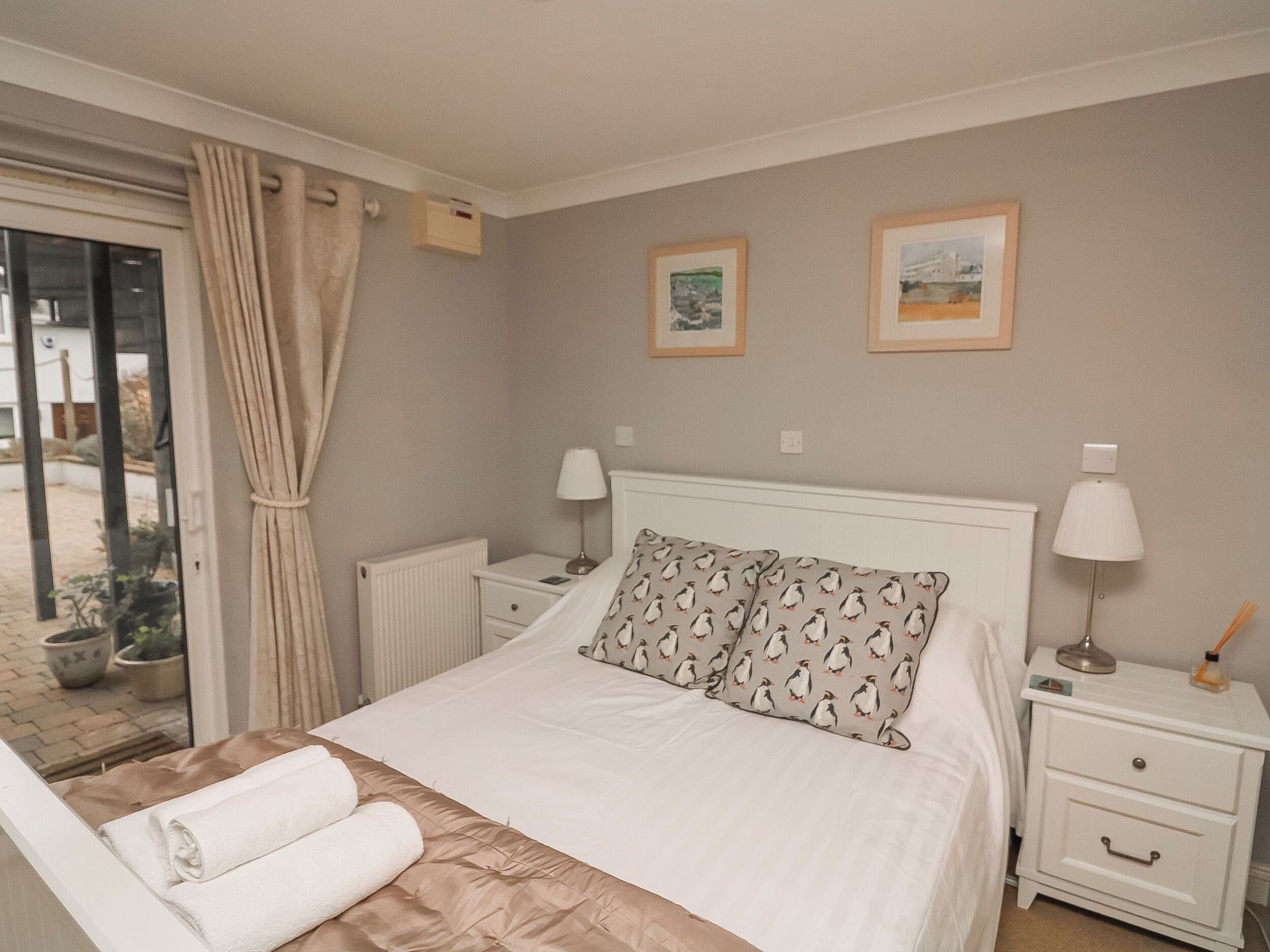 2 habitaciones, decoración personalizada y muebles diferentes 