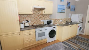 Cottage | Private kitchen | Fridge, dishwasher, electric kettle, cookware/dishes/utensils