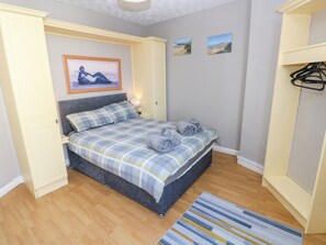 2 dormitorios, decoración individual, mobiliario individual