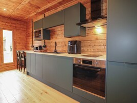 Frigorífico, lavavajillas, hervidor eléctrico y tostadora