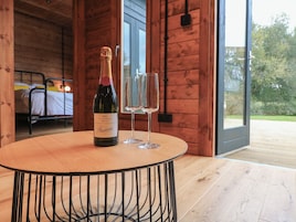 2 dormitorios, decoración individual, mobiliario individual