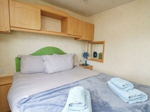 2 Schlafzimmer, individuell dekoriert, individuell eingerichtet