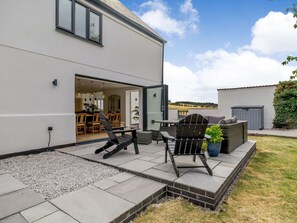 Outdoor dining - The Old Chapel (Gainsborough)