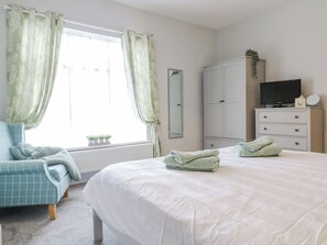 2 Schlafzimmer, individuell dekoriert, individuell eingerichtet