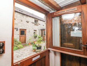 Interior - Courtyard Cottage (Buxton)