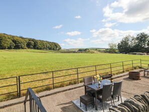 Outdoor dining - Courtyard Cottage (Buxton)