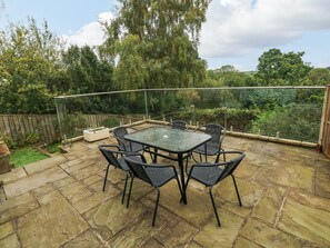 Outdoor dining - Rushfield (Cardigan)