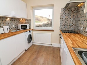 Fridge, dishwasher, electric kettle, toaster - Keartons - Buttertubs (Richmond)