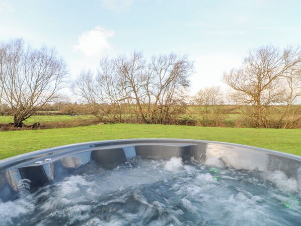 Outdoor spa tub - Rabbit Hole (Oakham)