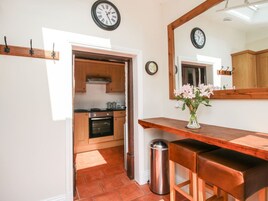 Refrigerador, tetera/pava eléctrica, utensilios de cocina