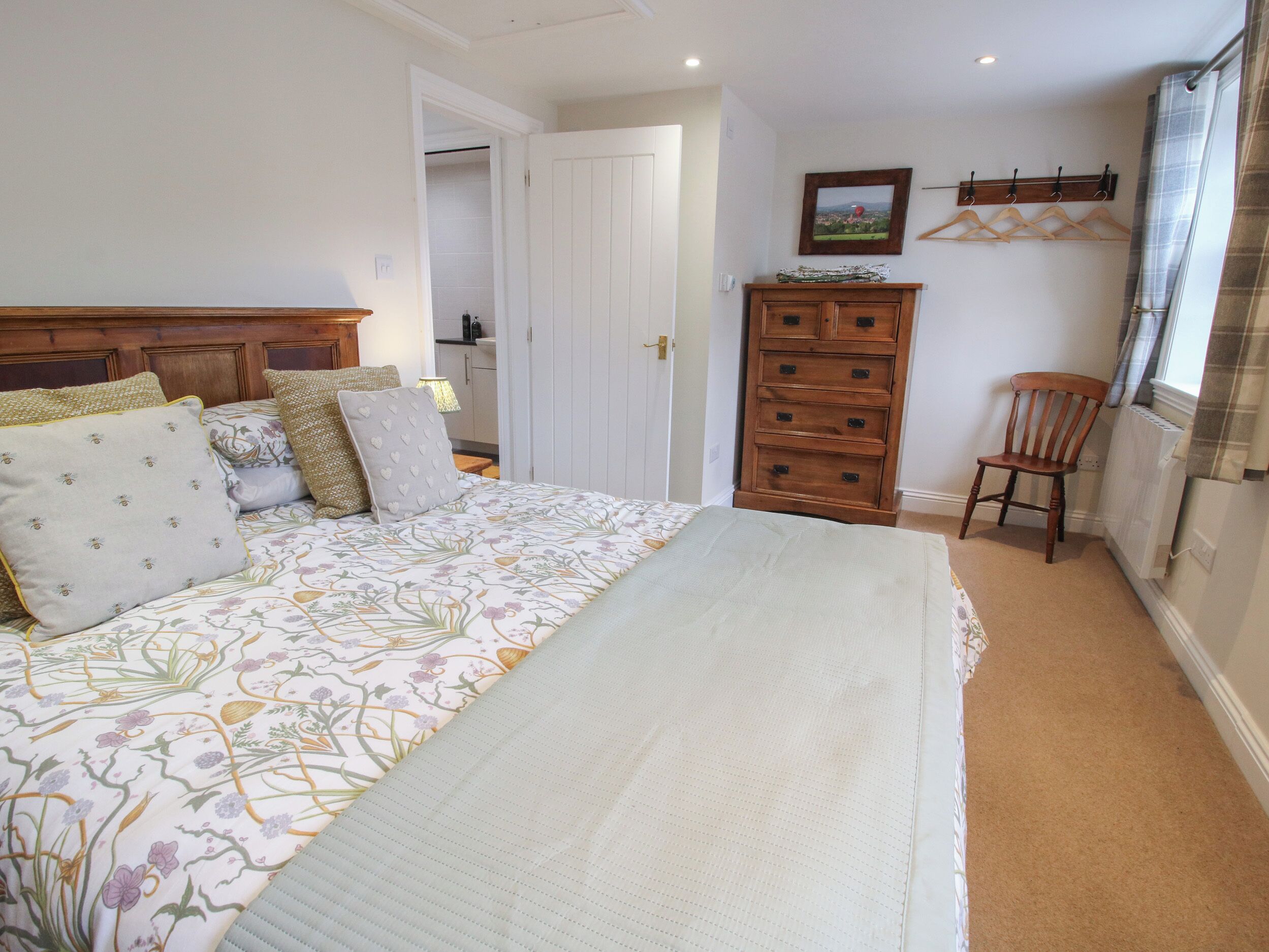 2 bedrooms, individually decorated, individually furnished, free WiFi