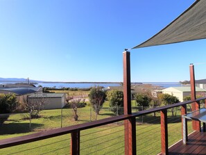 Un balcone con vista su un lago e montagne sullo sfondo.
