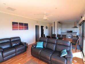 TV - 8 Radley Place Mallacoota (Mallacoota)