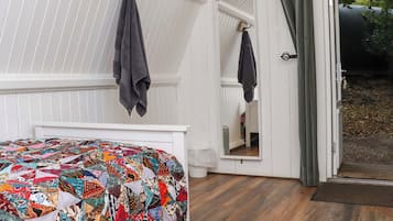 1 bedroom, individually decorated, individually furnished