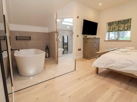 3 bedrooms, individually decorated, individually furnished, free WiFi