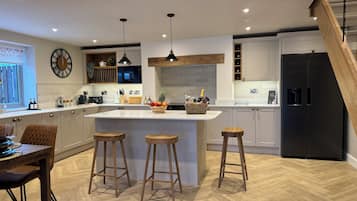 Fridge, dishwasher, cookware/dishes/utensils