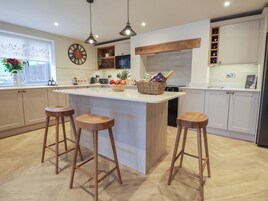 Fridge, dishwasher, cookware/dishes/utensils