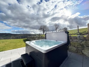 Outdoor spa tub - Beudy Pwll Pridd (Corwen)