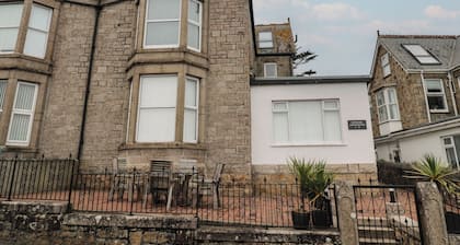 5 Lyonesse Apartments