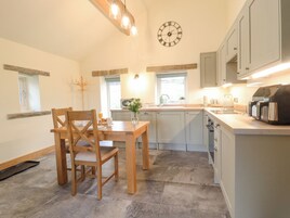 Frigorífico, lavavajillas, hervidor eléctrico y tostadora