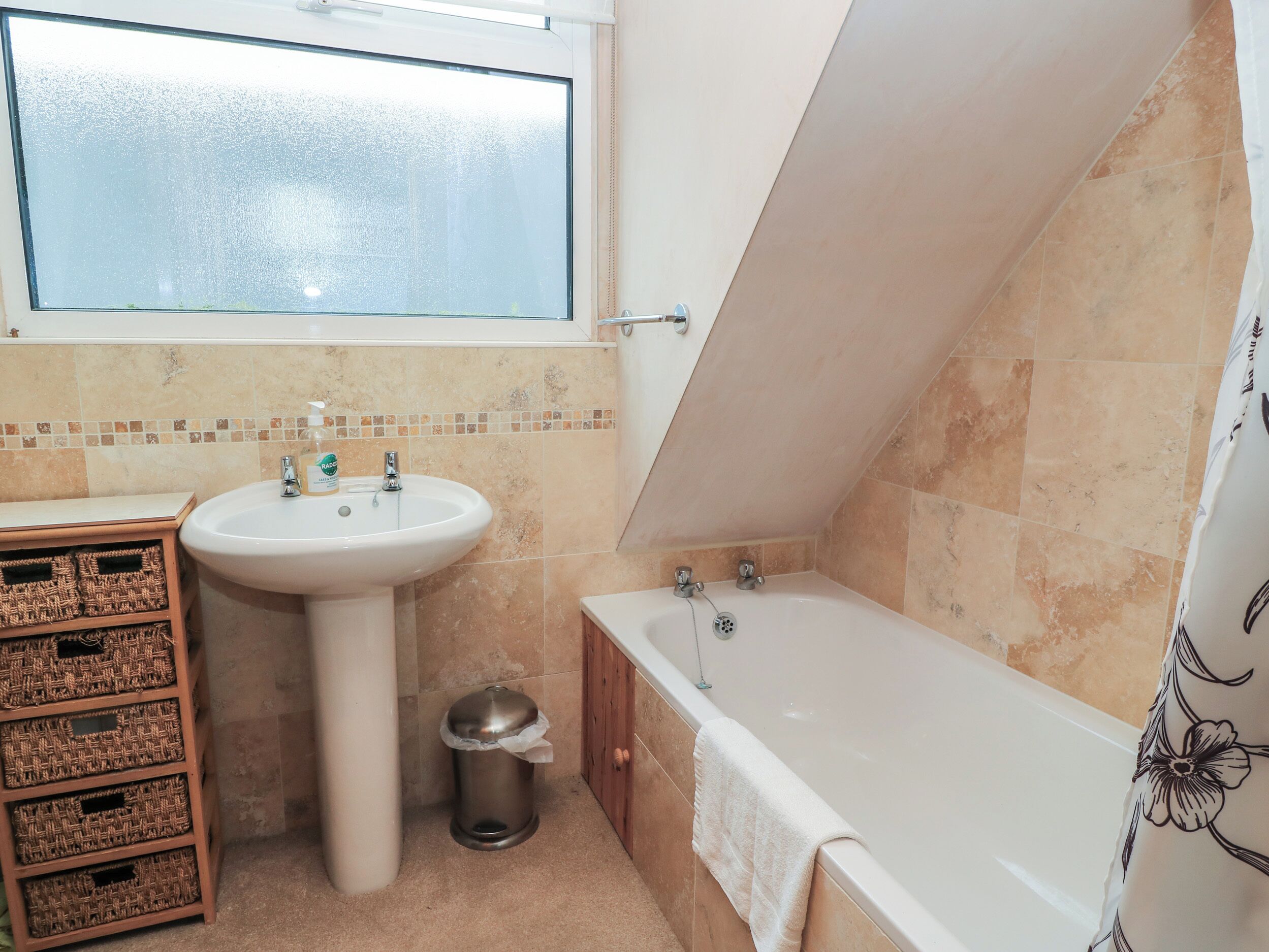 Un baño con lavamanos, inodoro y bañera.