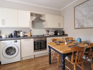 Fridge, dishwasher, electric kettle, toaster - 5 Hamilton Terrace (Harrogate)