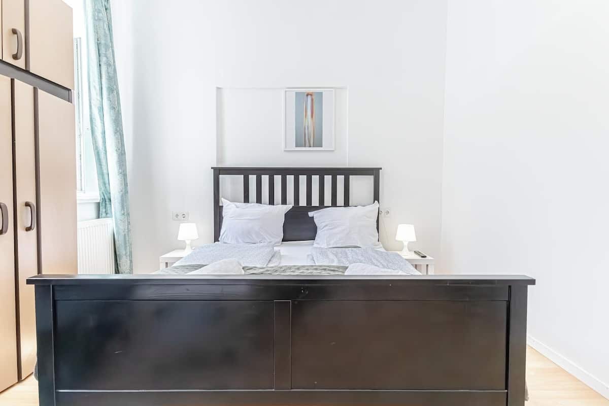 Tabla de planchar con plancha, wifi gratis y ropa de cama