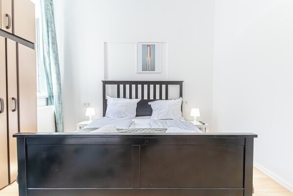 Quarto básico | Ferros/tábuas de passar roupa, Wi-Fi de cortesia, roupa de cama