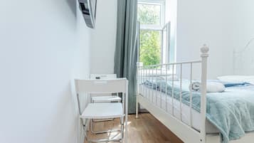 Tabla de planchar con plancha, wifi gratis y ropa de cama