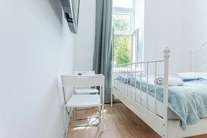 Tabla de planchar con plancha, wifi gratis y ropa de cama