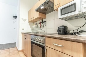Fridge, microwave, oven, stovetop - 6BR Apt Lovely Garden Near Lorenz Böhler (Vienna)