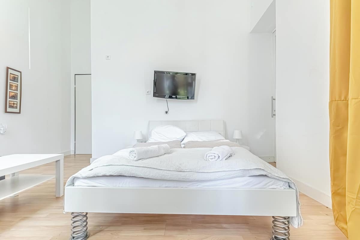 Tabla de planchar con plancha, wifi gratis y ropa de cama
