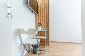 Iron/ironing board, free WiFi, bed sheets - 6BR Apt Lovely Garden Near Lorenz Böhler (Vienna)