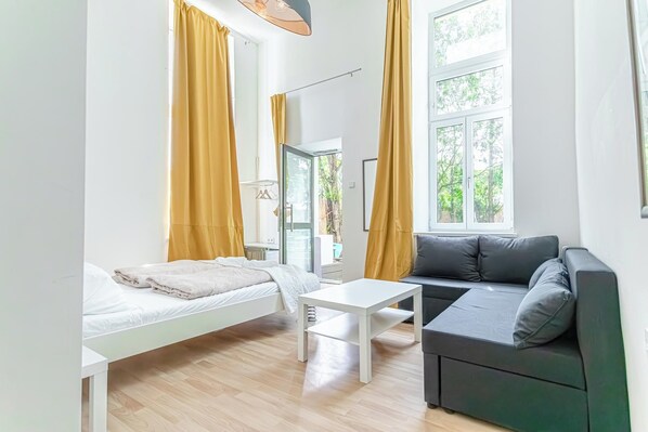 Basic Room | Iron/ironing board, free WiFi, bed sheets - 6BR Apt Lovely Garden Near Lorenz Böhler (Vienna)