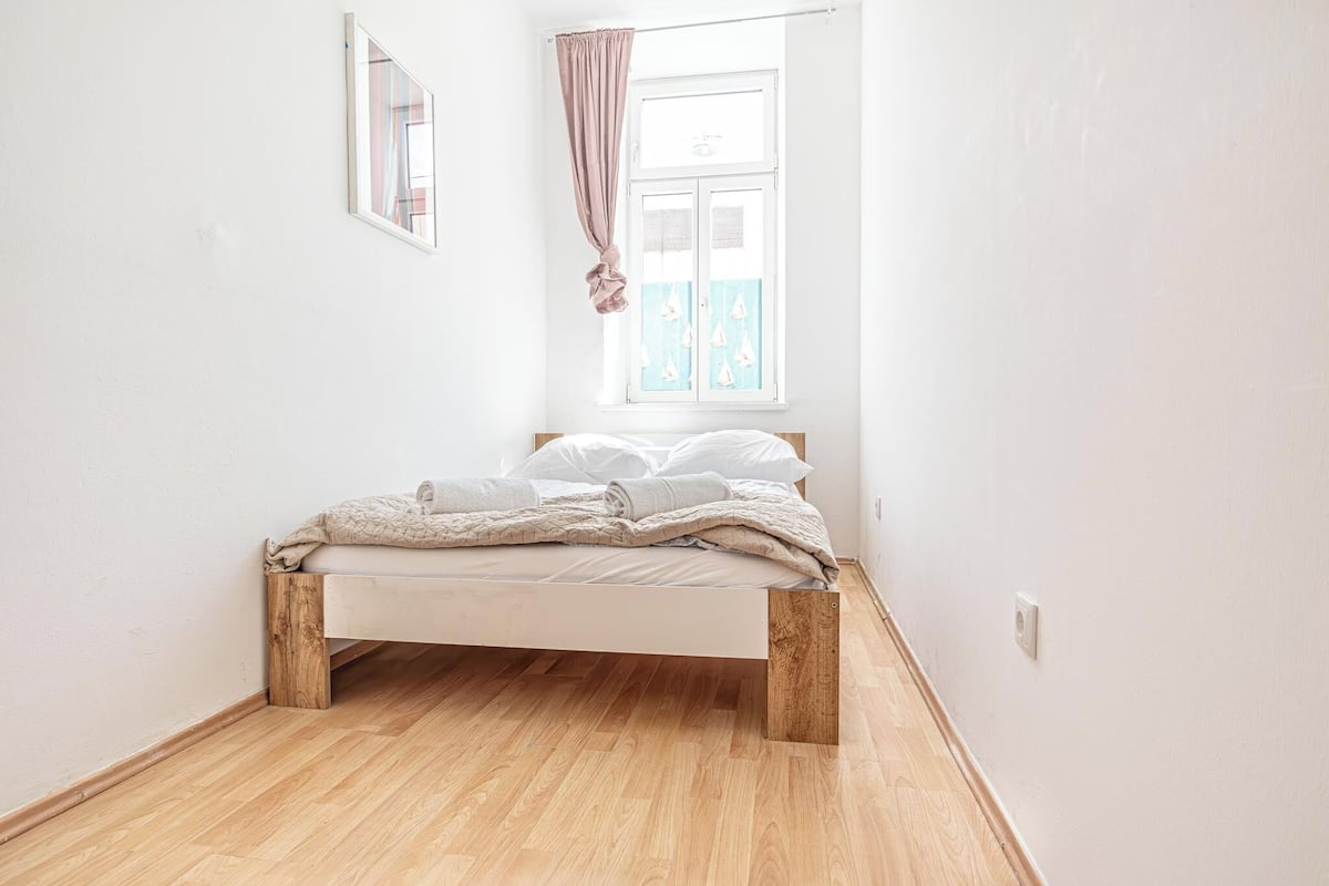 Tabla de planchar con plancha, wifi gratis y ropa de cama