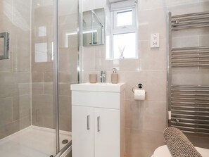 Shower, hair dryer - Ashtree Cottage (Hull)
