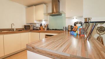 Fridge, dishwasher, cookware/dishes/utensils
