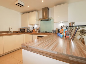 Fridge, dishwasher, cookware/dishes/utensils - The Trick (St Ives)