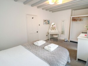 2 bedrooms, individually decorated, individually furnished, free WiFi - Henrietta Cottage (Whitby)