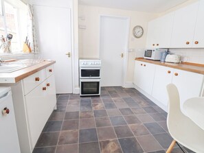 Kühlschrank, Wasserkocher, Toaster, Kochgeschirr/Geschirr/Besteck