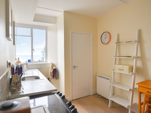Fridge, dishwasher, electric kettle, toaster - Flat 3, St Agnes House (Lyme Regis)