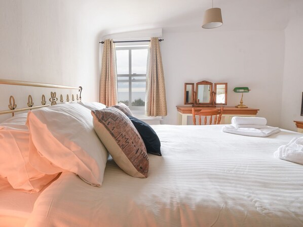 1 bedroom, individually decorated, individually furnished, free WiFi - The Annexe, St Agnes House (Lyme Regis)
