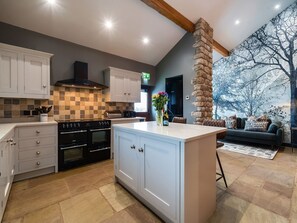 Geladeira, lava-louças, talheres/pratos/utensílios de cozinha