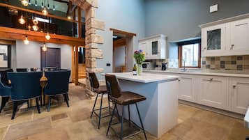 Fridge, dishwasher, cookware/dishes/utensils