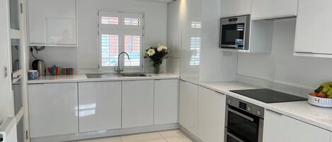 냉장고, 식기 세척기, 전기 주전자, 토스터