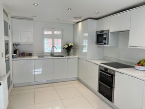 Fridge, dishwasher, electric kettle, toaster - 23 Millhams Street (Christchurch)