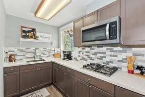 Cabana destacada, 2 dormitoris, cuina, vistes a la muntanya | Cuina privada | Frigorífic, microones, forn i placa de cuina 