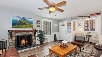 Signature Cabin, 2 Bedrooms, Kitchen, Mountain View | Ruang tamu | 40 inci sebuah televisyen pintar dengan digital, pendiangan