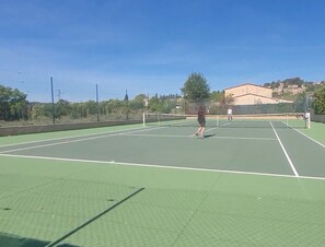 Sport court - Villa Espérance, Côte d'Azur, pool and tennis area, ideal for families. (Grasse)